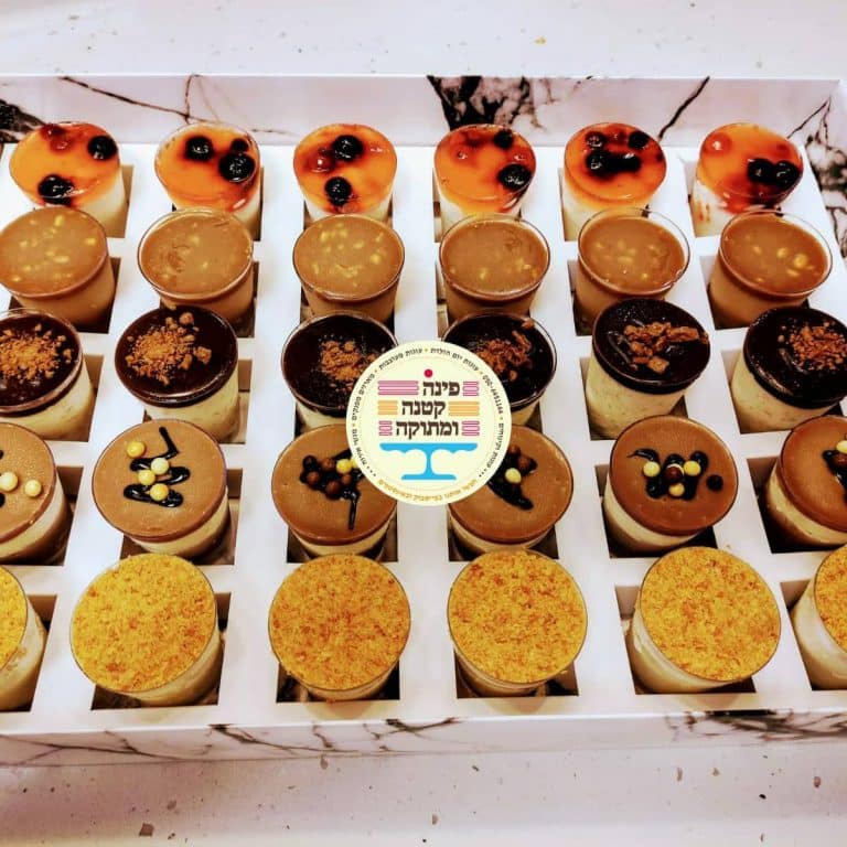 מגש קינוחי כוסות אישיים מלמעלה בשורות צבעוניות, פינה קטנה ומתוקה, חולון