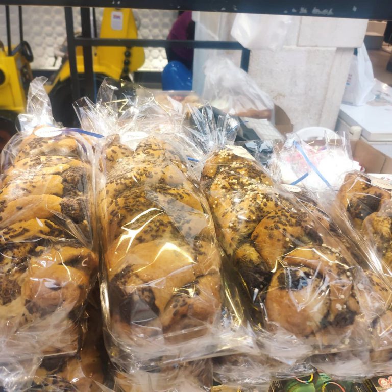 לחמי שוקולד ומאפים ארוזים באריזות אישיות בדוכן, פינה קטנה ומתוקה, חולון