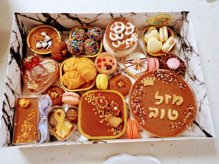 מארז מתוקים במגוון מאפים ומקרונים עם עוגת מזל טוב, פינה קטנה ומתוקה, חולון