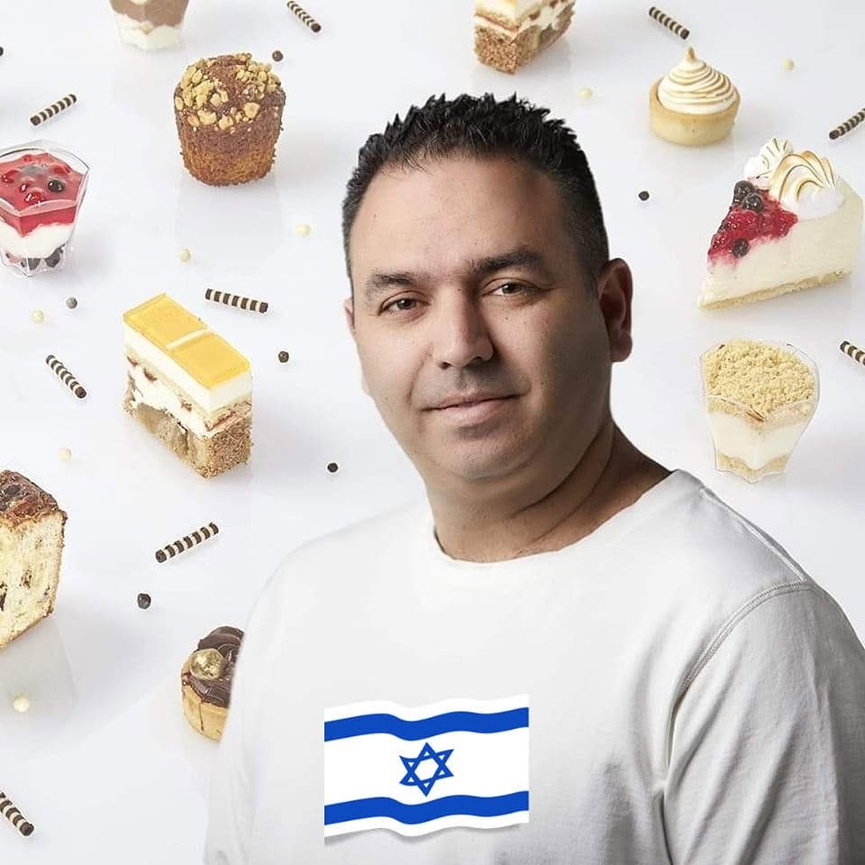 אבי מלכה, בעל פינה קטנה ומתוקה, על רקע מבחר הקינוחים של הקונדיטוריה