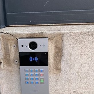 אינטרקום עם מצלמה, קורא כרטיס ומקלדת מוארת בכניסה לבית, התקנה של NET-FIX