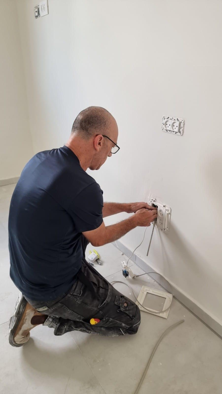 התקנת שקע רשת בקיר, עבודה של NET-FIX במזכרת בתיה
